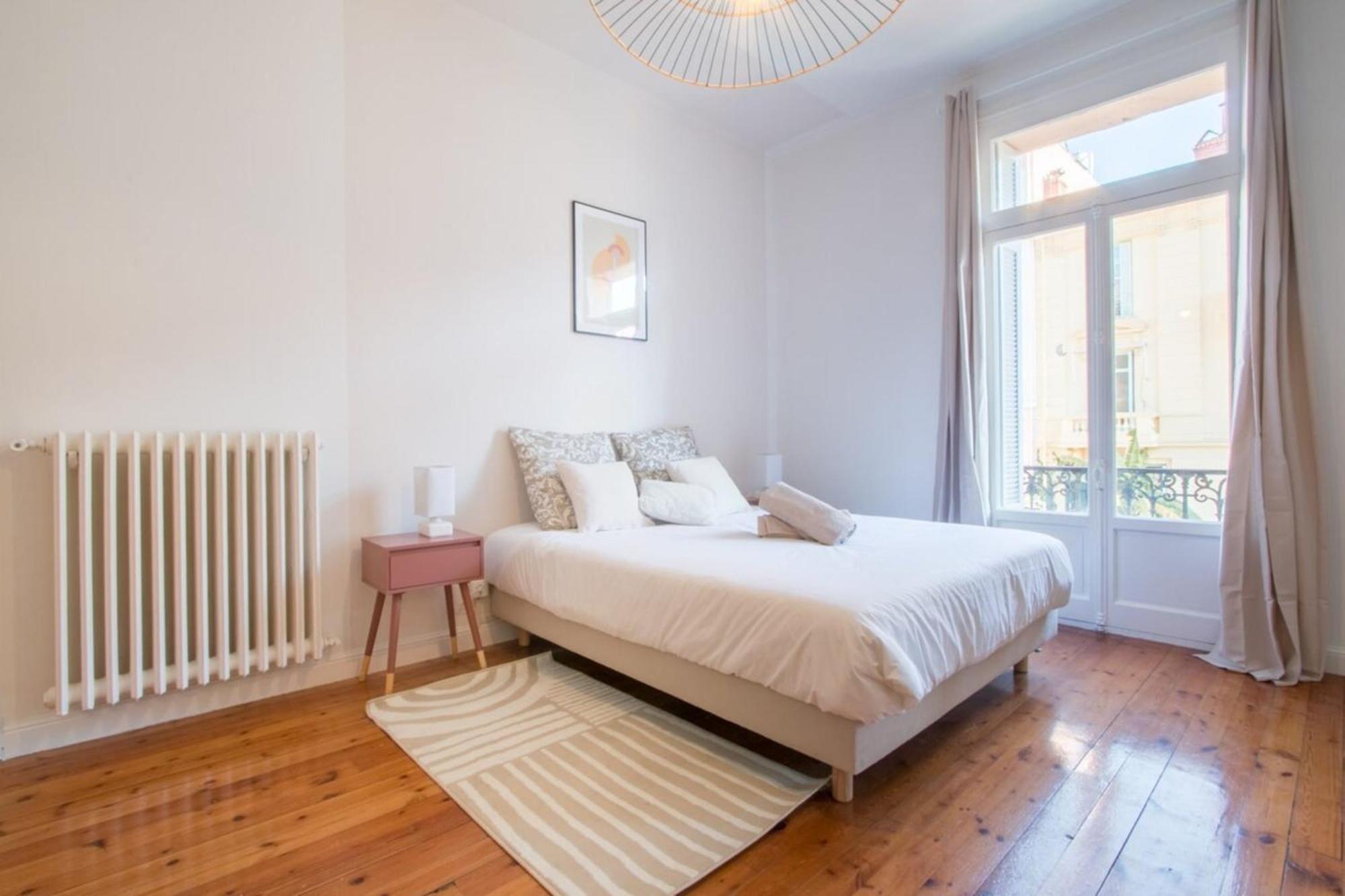 Spacious 2-Bedroom In The Centre Of Ментона Екстериор снимка